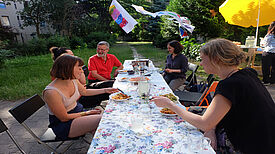 Beim gemeinsamen Essen kamen die Anwohner miteinander ins Gespräch. Bild: QM Donaustraße-Nord