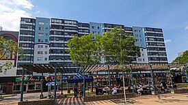 Bunte Fahnen und fröhliche Gespräche beleben den neu gestalteten Quartiersplatz im Kosmosviertel. (Bild: Joachim Schmidt)