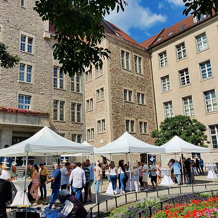 Zahlreiche Menschen aus dem Kiez feierten gemeinsam das Asure-Fest. (Bild: Birgit Leiß)