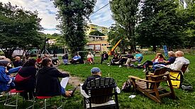 Die Quartiersratssitzung fand dieses Mal unter freiem Himmel im Garten des Spielplatzes Wilde Rübe statt. (Bild: QM Birgit Leiß)