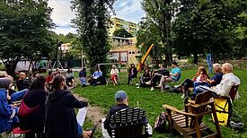 Die Quartiersratssitzung fand dieses Mal unter freiem Himmel im Garten des Spielplatzes Wilde Rübe statt. (Bild: QM Birgit Leiß)