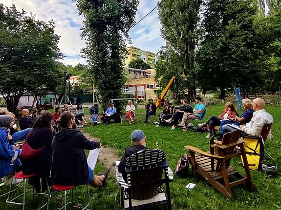 Die Quartiersratssitzung fand dieses Mal unter freiem Himmel im Garten des Spielplatzes Wilde Rübe statt. (Bild: QM Birgit Leiß)