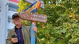Der engagierte Anwohner und Künstler Jörg Weber half dabei, die neuen bunten Holzschilder zu befestigen. (Bild: SmArt GbR)