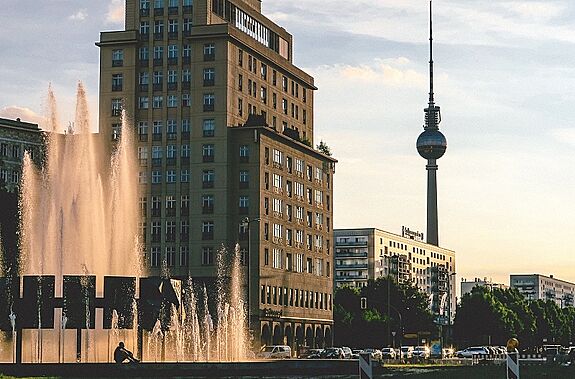 Vom 4. bis zum 21. Dezember 2021 wird die Wanderausstellung Gemeinsam Stadt bewegen! 50 Jahre Städtebauförderung“ im Kino International in Berlin Mitte gezeigt. Bild: Pexels/ anna-m. w. 
