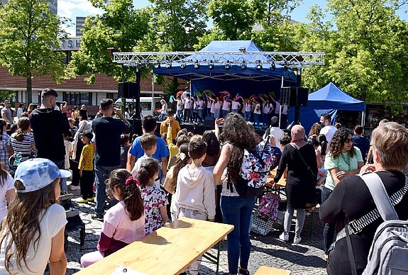 Am 21. Juni 2022 konnte man auf der Bühne auf dem Lipschitzplatz Gropiusstädter Schülerinnen und Schüler sehen. Es gab Tanz- und Gesangsdarbietungen und Kinder- und Musikschulchöre sangen. (Bild: Undine Ungethüm)