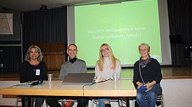 Das QM-Team (v.l.n.r.) Kadriye Karci, Peter Pulm und Marika Schroeder sowie Corinna Lippert, QM-Koordinatorin im Bezirksamt Tempelhof-Schöneberg (ganz rechts). (Bild: Gerald Backhaus)