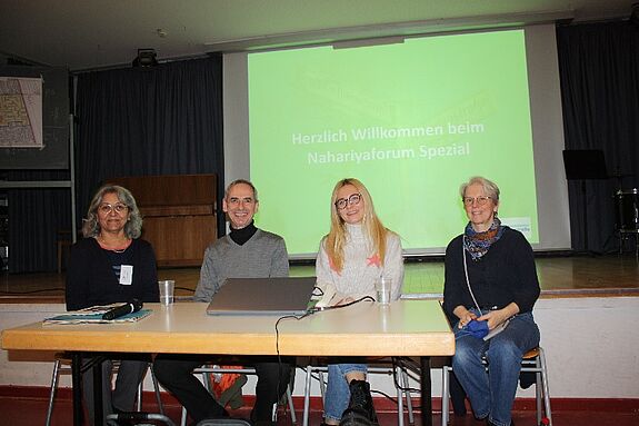 Das QM-Team (v.l.n.r.) Kadriye Karci, Peter Pulm und Marika Schroeder sowie Corinna Lippert, QM-Koordinatorin im Bezirksamt Tempelhof-Schöneberg (ganz rechts). (Bild: Gerald Backhaus)