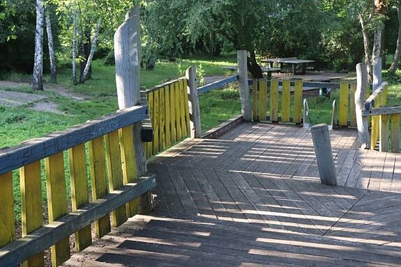 Der Zugang zum Spielplatz Panketal verdeutlicht den Renovierungsbedarf des Geländes – eine Einladung zur bevorstehenden Verschönerung. (Bild: Andrei Schnell)