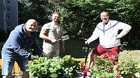 Die drei Pechsteingärtner Mario Kübler, Dariusz Sieron und Azzedine Benahrail (v.l.n.r.) arbeiten gemeinsam an Mario Küblers Beet. (Bild: Gerald Backhaus) 