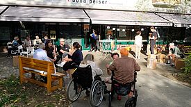 Vor den Projekträumen Bona Peiser kommen die Interessierten ins Gespräch. (Bild: QM Wassertorplatz) 