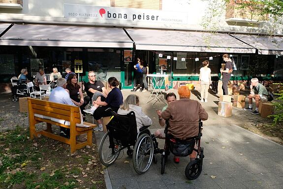 Vor den Projekträumen Bona Peiser kommen die Interessierten ins Gespräch. (Bild: QM Wassertorplatz) 