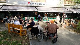Vor den Projekträumen Bona Peiser kommen die Interessierten ins Gespräch. (Bild: QM Wassertorplatz) 
