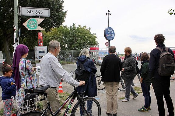 Die Kiezspaziergängerinnen und –spaziergänger bei der Besichtigung des Tempelhofer Felds. Foto: QM Schillerpromenade
