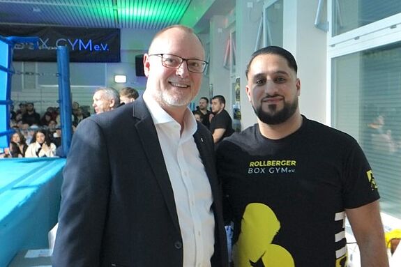 Der Organisator der Veranstaltung, Seyfeddin „Seyfo“ Moussa (rechts), mit Staatssekretär Falko Liecke (links). (Bild: Holger Heiland)