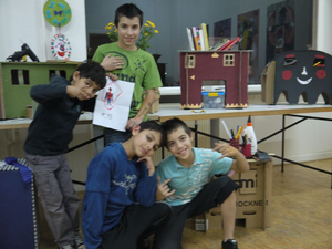 Kinder präsentierten beim Kunstfestival „Nacht und Nebel“ ihre im Projekt „Pappmöbelfabrik“ hergestellten Werke