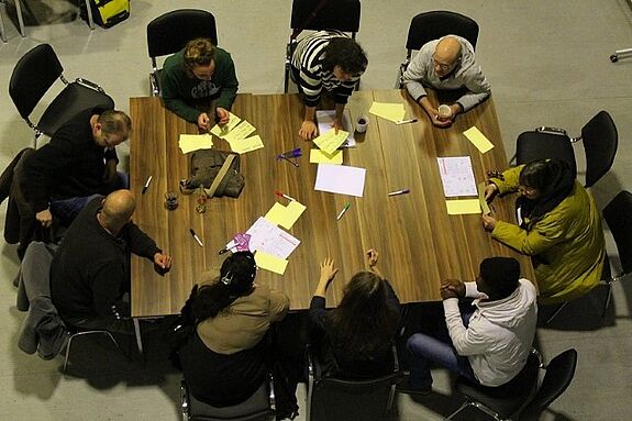 Bei einem großen Beteiligungsforum kamen Nachbarinnen und Nachbarn zusammen, um über die Planung der Harzer Kiezfeste zu diskutieren und darüber abzustimmen. (Bild: M. Hühn)