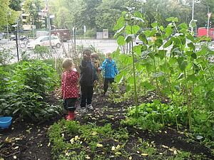 Garten mit Kindern