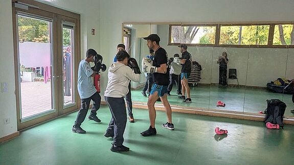 Jugendliche trainieren Boxen im Clubhaus Phase 2; Sport stärkt Kinder im QM-Gebiet Dammwegsiedlung/Weiße Siedlung.
