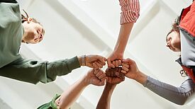 Das große Ziel der Programme ist gleich: Durch bürgerliches Ehrenamt die Nachbarschaft stärken. (Bild: pexels/Julia M Cameron)
