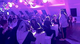 Idil Baydar als Jilet Ay?e (rechts) bei der Kreuzberger Dankesveranstaltung der Sozialen Stadt 2016. Bild: QM Wassertorplatz