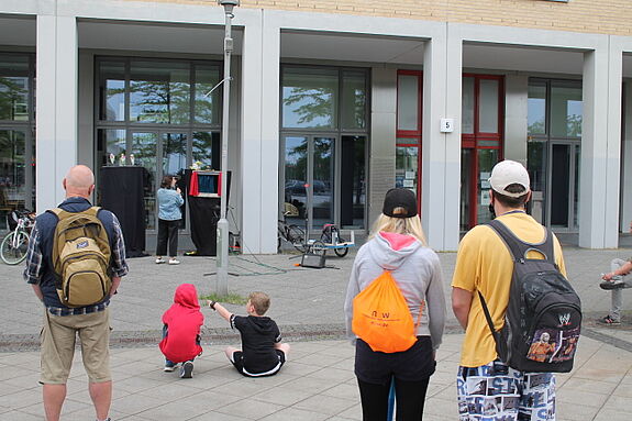 Aufbau des Puppentheaters von Klaus Gruber Bild: QM Hellersdorfer Promenade