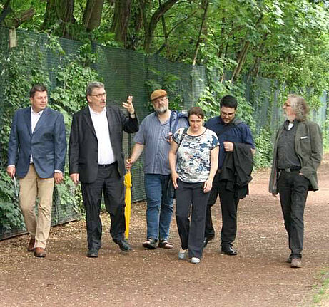 Während des Rundgangs im Soldiner Kiez am ehemaligen Bürgergarten, kurz vor dem Pankebecken. Foto: Andrei Schnell