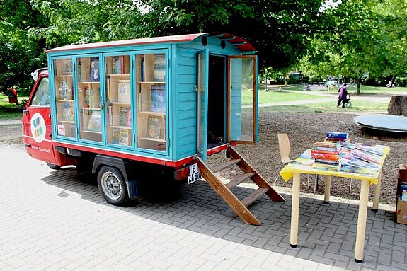 Die ausgebaute Ape des Vereins Berliner Büchertisch steht auf dem Lesefest.