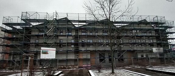 Der fertige Rohbau des STEIG-Jugendzentrums ist bereit für die nächsten Bauphasen. (Bild: QM Heerstraße Nord)