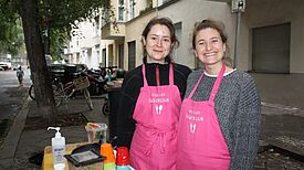Mit purer Muskelkraft wurden am Aktionstag zwei große Kisten gerettetes Obst zu fruchtig-leckeren Smoothies verwandelt. (Bild: QM Beusselstraße)