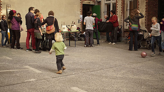 Kulturverein weiht neue Räumlichkeiten ein: Vier Wochen lang haben Mitgliederinnen und Mitglieder und Freunde bei den Malerarbeiten angepackt.  Bild: Sophie Rothbarth