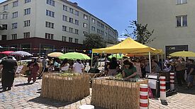 Auf dem Sommerfest zur Eröffnung des Bellermanngartens wurden Leckereinen mit Zutaten aus den Hochbeeten verkauft. (Bild: gruppe F, Annette Wolter und georg+georg)