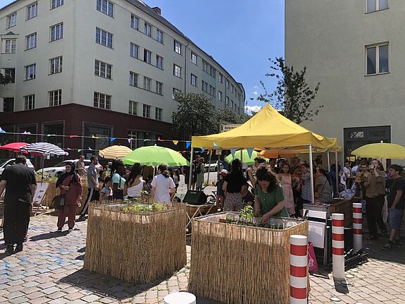 Auf dem Sommerfest zur Eröffnung des Bellermanngartens wurden Leckereinen mit Zutaten aus den Hochbeeten verkauft. (Bild: gruppe F, Annette Wolter und georg+georg)