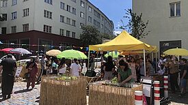 Auf dem Sommerfest zur Eröffnung des Bellermanngartens wurden Leckereinen mit Zutaten aus den Hochbeeten verkauft. (Bild: gruppe F, Annette Wolter und georg+georg)