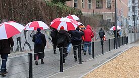 Trotz Regenwetter wanderten die Teilnehmenden durch den Kiez. (Bild: Jens Sethmann)