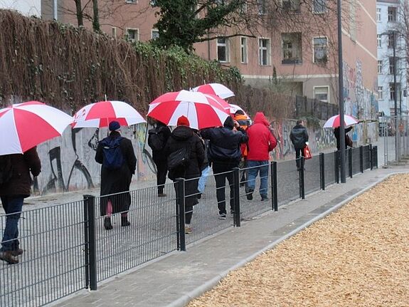 Trotz Regenwetter wanderten die Teilnehmenden durch den Kiez. (Bild: Jens Sethmann)