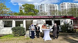Die Bürgermeisterin Cerstin Richter-Kotowski (2.v.r.) besuchte das Team vom QM Thermometersiedlung im neuen Büro in der Celsiusstraße. (Foto: Marcel Mattick, Bezirksamt Steglitz-Zehlendorf)