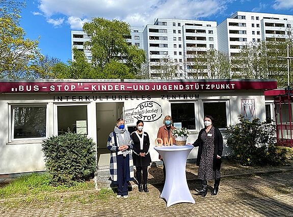 Die Bürgermeisterin Cerstin Richter-Kotowski (2.v.r.) besuchte das Team vom QM Thermometersiedlung im neuen Büro in der Celsiusstraße. (Foto: Marcel Mattick, Bezirksamt Steglitz-Zehlendorf)