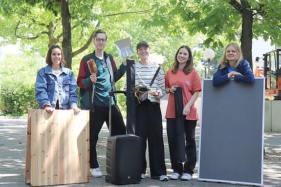 Drei Mitarbeitende des Internetunternehmens stehen gemeinsam mit den Quartiersmanagerinnen Dalia Lüttgert und Teresa Rodenfels im QM-Gebiet Titiseestraße.