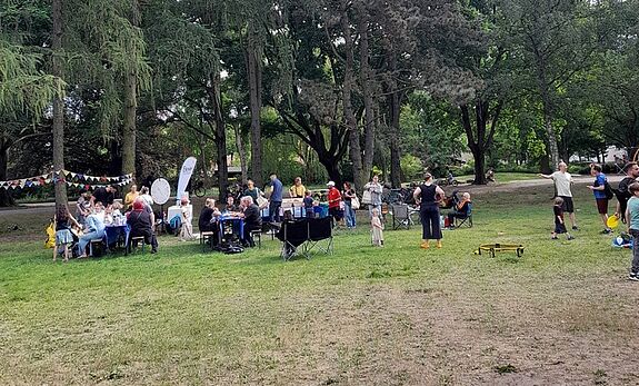 Beim Sport- und Begegnungsfest im Kienhorstpark kam das QM-Team mit den Menschen aus dem Kiez ins Gespräch. (Bild: QM Klixstraße / Auguste-Viktoria-Allee)
