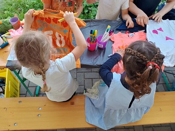 Durch Upcycling wurden alte Textilien wieder verwendbar. (Bild: QM Glasower Straße)