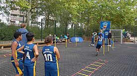 Basketballteam Alba spielt mit Kindern Basketball. Foto: QM Gropiusstadt