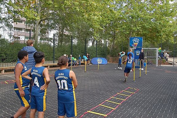Basketballteam Alba spielt mit Kindern Basketball. Foto: QM Gropiusstadt