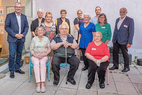 Im QM-Gebiet Falkenhagener Feld Ost freute sich Bezirksmeister Helmut Kleebank (ganz links) über die neuen Quartiersrätinnen und Quartiersräte. (Bild: www. Salecker.info)