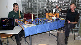 Ein Schmied zeigte den Jugendlichen berufspraktische Fertigkeiten. Bild: QM Richardplatz Süd  