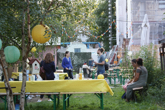 Der Garten hinter der Kulturfabrik bot eine schöne Kulisse für die Feier. Foto: Gerald Backhaus