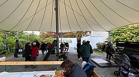 Das Herbstfest brachte die Gemeinschaft trotz widrigen Wetters zusammen. (Bild: Glasower Straße)