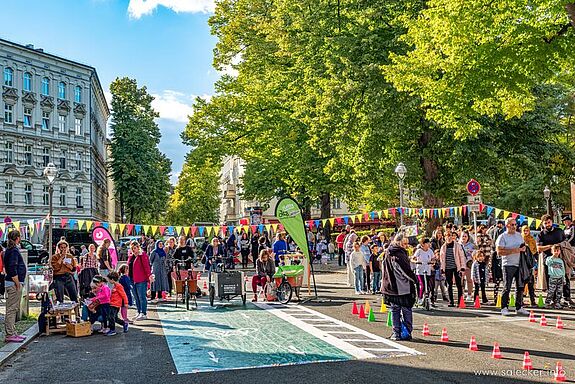Ein Teil der Lutherstraße in der Spandauer Neustadt verwandelte sich in eine bunte Spielstraße. (Bild: Ralf Salecker)