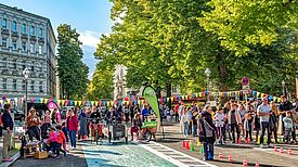 Ein Teil der Lutherstraße in der Spandauer Neustadt verwandelte sich in eine bunte Spielstraße. (Bild: Ralf Salecker)