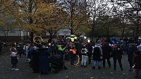 Leuchtreifen, Lichterringe und allerhand Selbstgebasteltes auf der Lichterparade. Bild: QM Weiße Siedlung Dammweg W+P GmbH