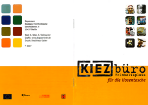 Vorder- und Rückseite einer in weiß und orange gehaltenen Broschüre mit dem Titel „Kiezbüro Helmholtzplatz für die Hosentasche“. Kleine quadratische farbige und fotografische Applikationen schmücken Deck- und Rückseite.